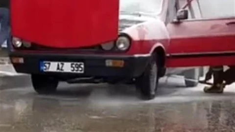 Sinop'ta Park Halindeki Otomobil Yandı