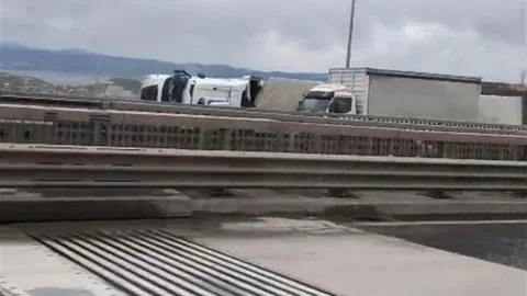 Kocaeli'de Şiddetli Fırtına Nedeniyle Tırlar Devrildi
