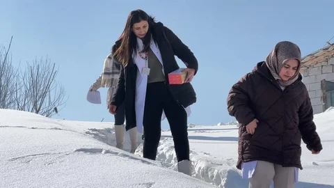 Yüksekova'da Sağlık Ekipleri Kış Koşullarında Görevde