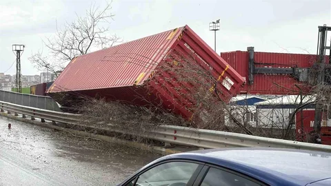 Küçükçekmece'de Rüzgar Konteynırları Devirdi