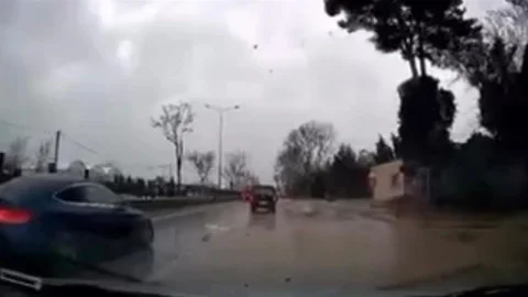 Bursa'da Fırtına Ağaçları Devrildi