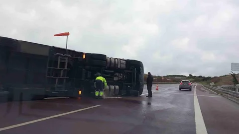 Fırtına Tırı Devirip Sürücüyü Yaraladı