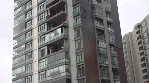 Bursa'da Lodos Cam Balkonları Uçurdu
