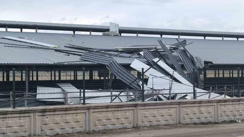 Afyonkarahisar'da Şiddetli Rüzgar Çatıları Uçurdu