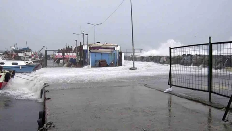 Avcılar'da Dalgalar Mendireği Aştı