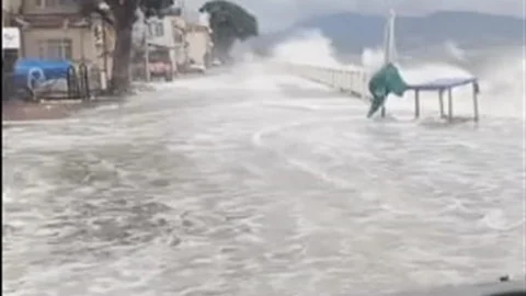 Bursa'da Fırtına Sonrası Deniz Kara ile Buluştu