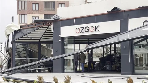 Bursa'da Fırtına Çatıları Uçurdu