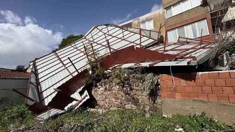 İzmir'de Çatı Uçması Olayı