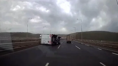 Fırtınada Kamyonet Devrildi