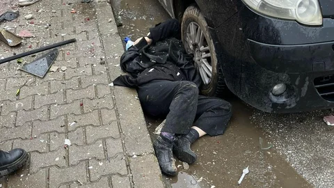 İzmir'de Otomobil Apartman Bahçesine Uçtu