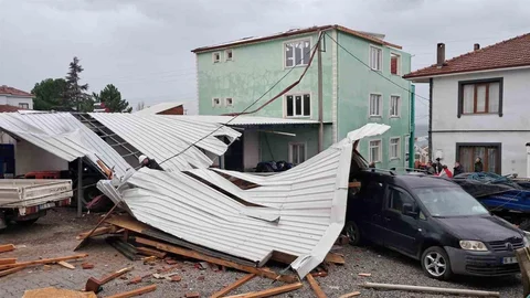 İznik'te Fırtına Çatı Uçurdu