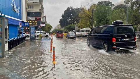 Antalya'da Şiddetli Yağış ve Rüzgar Etkili Oldu