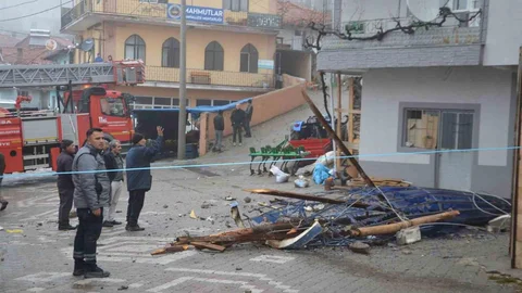 Demirci'de Fırtına Minareyi Yıktı