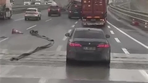 Kocaeli'de Fırtına Nedeniyle Tır Devrildi