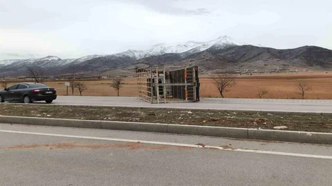 Karaman'da Fırtına Kamyoneti Devrildi