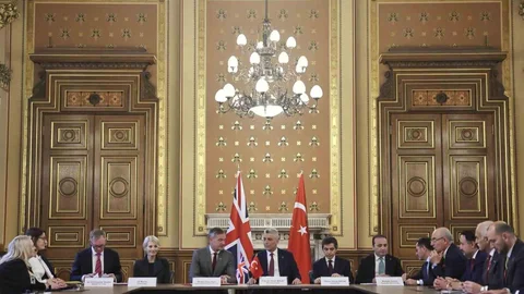 Ticaret Bakanı Bolat Londra’da Toplantıya Katıldı