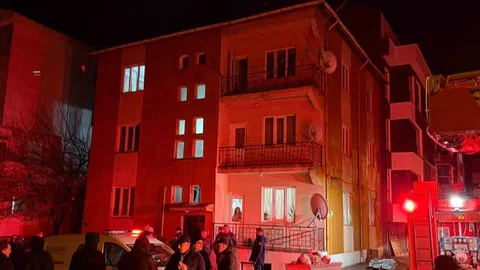 Bunalıma Giren Genç Evinin Yangınını Söndürdü