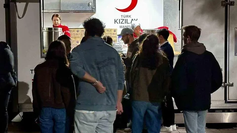 Türk Kızılay Manisa’dan Öğrencilere Destek İkramı