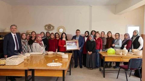 Bilecik'te Vali Sözer Halk Eğitim Merkezini Ziyaret Etti