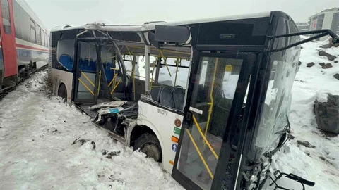 Diyarbakır'da Trenle Otobüs Çarpıştı