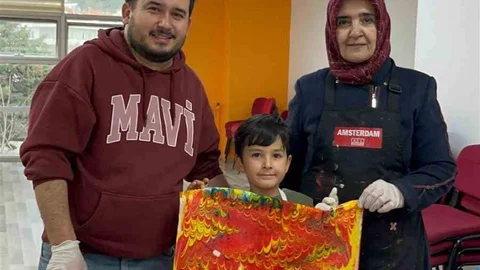 Kuşadası'nda Ebru Sanatı Etkinliği