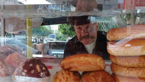 Bülent Katıoğlu'nun Yeni Mesleği: Simit Satmak