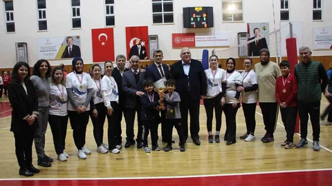 Kumluca'da Voleybol Turnuvası Sona Erdi