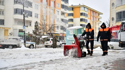 Yeşilyurt'ta Karla Mücadele Çalışmaları Devam Ediyor