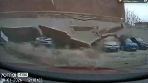 Eskişehir'de Otoparkta Devrilen Duvarın Görüntüleri Yayınlandı