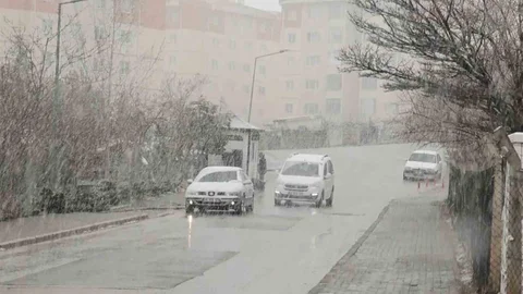 Aksaray'da Kar Yağışı Etkili Oluyor