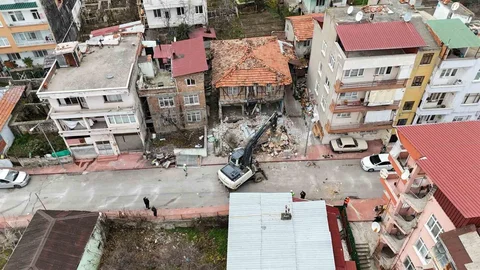 İlkadım'da Metruk Yapılar Yıkılıyor
