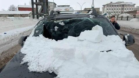 Hakkari'de Üst Geçitten Düşen Kar Kütlesi Kazası