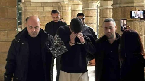 KKTC'de Otomobil Galerisi Kurşunlandı