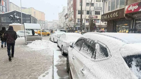 Hakkari'de Kar Yağışı Etkili Oluyor