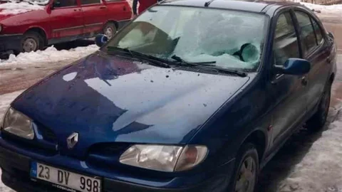 Elazığ'da Buz Düşmesi Sonucu Cam Kırıldı