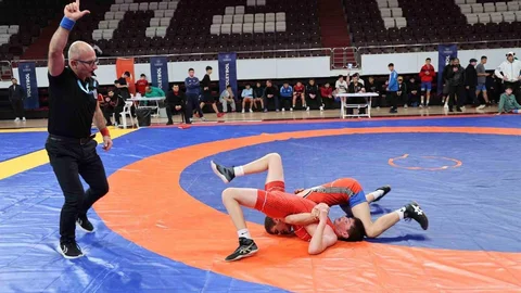 Gençler Güreş Müsabakaları Elazığ'da Devam Ediyor