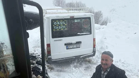 Karda Mahsur Kalan Öğrencilerin Minibüsü Kurtarıldı