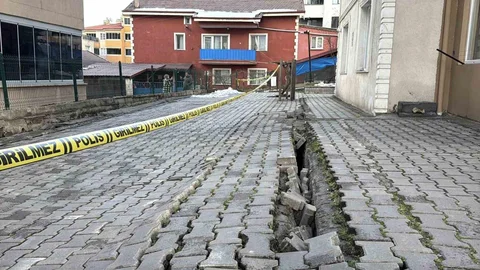 Karabük'te Apartman Önünde Çatlaklar Oluştu