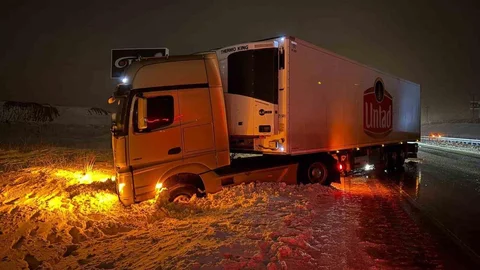Kayseri'de Buzlanan Yolda Kazalar Yaşandı