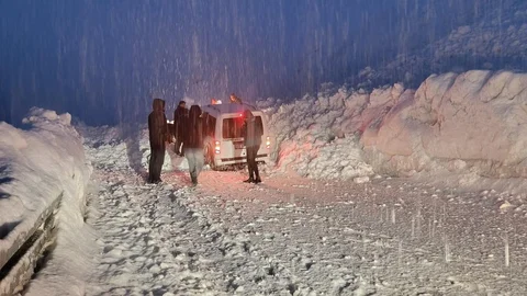 Hakkari-Van Yolunda 5 Araç Kurtarıldı