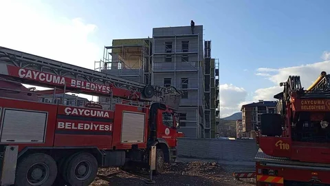 Zonguldak'ta İnşaat İşçisi İskelenin Üzerine Çıktı