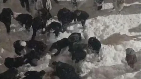 Hakkâri'de Çatıdan Düşen Kar Kütlesi