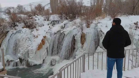 Muradiye Şelalesi Kışın Buzla Kaplandı