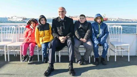 Bakan Ersoy İstanbul'da Çocuklarla Buluştu