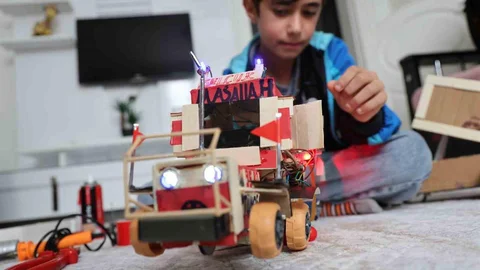 Selçuk, Atık Malzemelerle Traktör Maketi Yapıyor