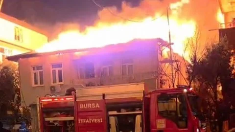 Bursa'da İki Katlı Evde Yangın Çıktı