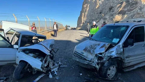 Şanlıurfa'da İki Araç Çarpıştı