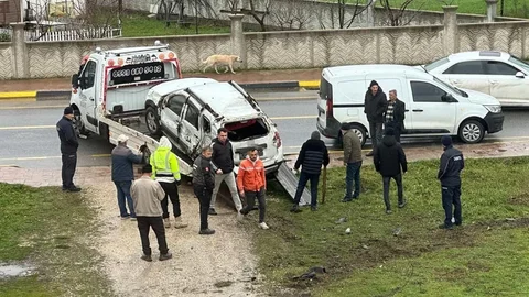 Sakarya'da Kontrolden Çıkan Otomobil Takla Attı
