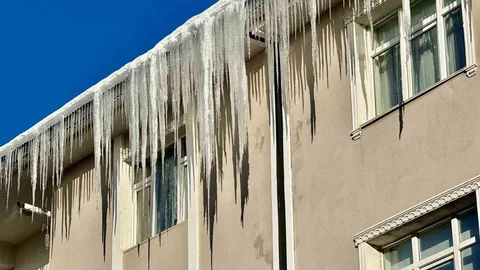 Ağrı'da Buz Sarkıtları Tehlike Yaratıyor