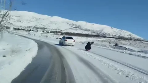 Elazığ'da Kızağı Araca Bağlayarak Çekti